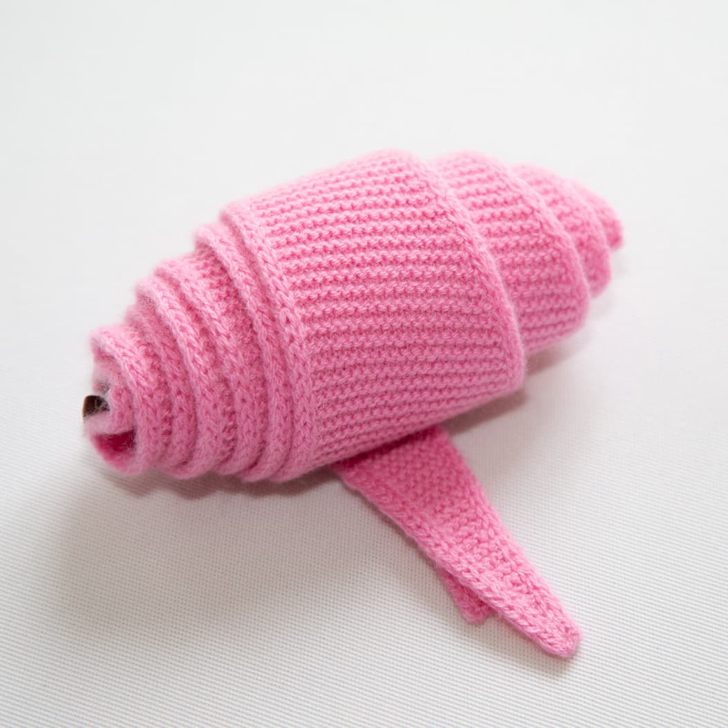 Schal MOLIE in Pink zum Croissant gerollt