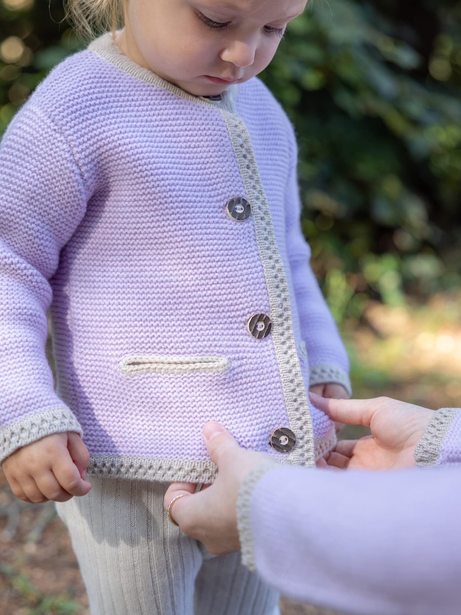 Stehendes Baby-Mädchen in Trachten-Cardigan und mit Kaschmir-Trachten-Cardigan LENI