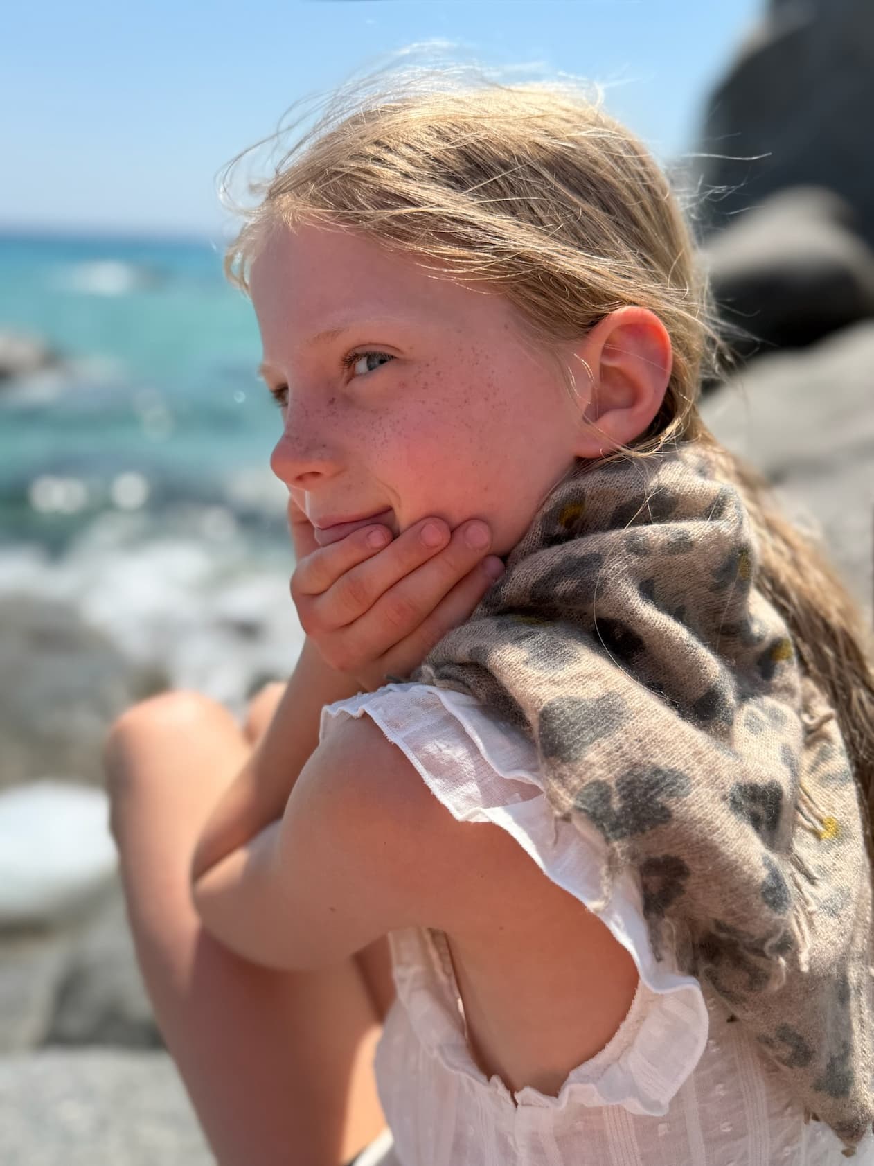 Mädchen am Meer mit Bandana-Tuch Camille small LEO