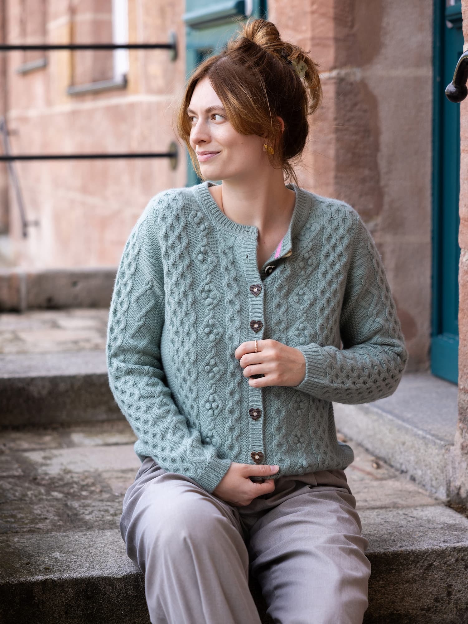 Sitzende Frau in Cardigan CHARLOTTE in Salbei