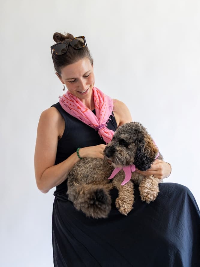 Frau mit Bandana-Tuch Camille mit Paisley-Muster um den Nackenbereich