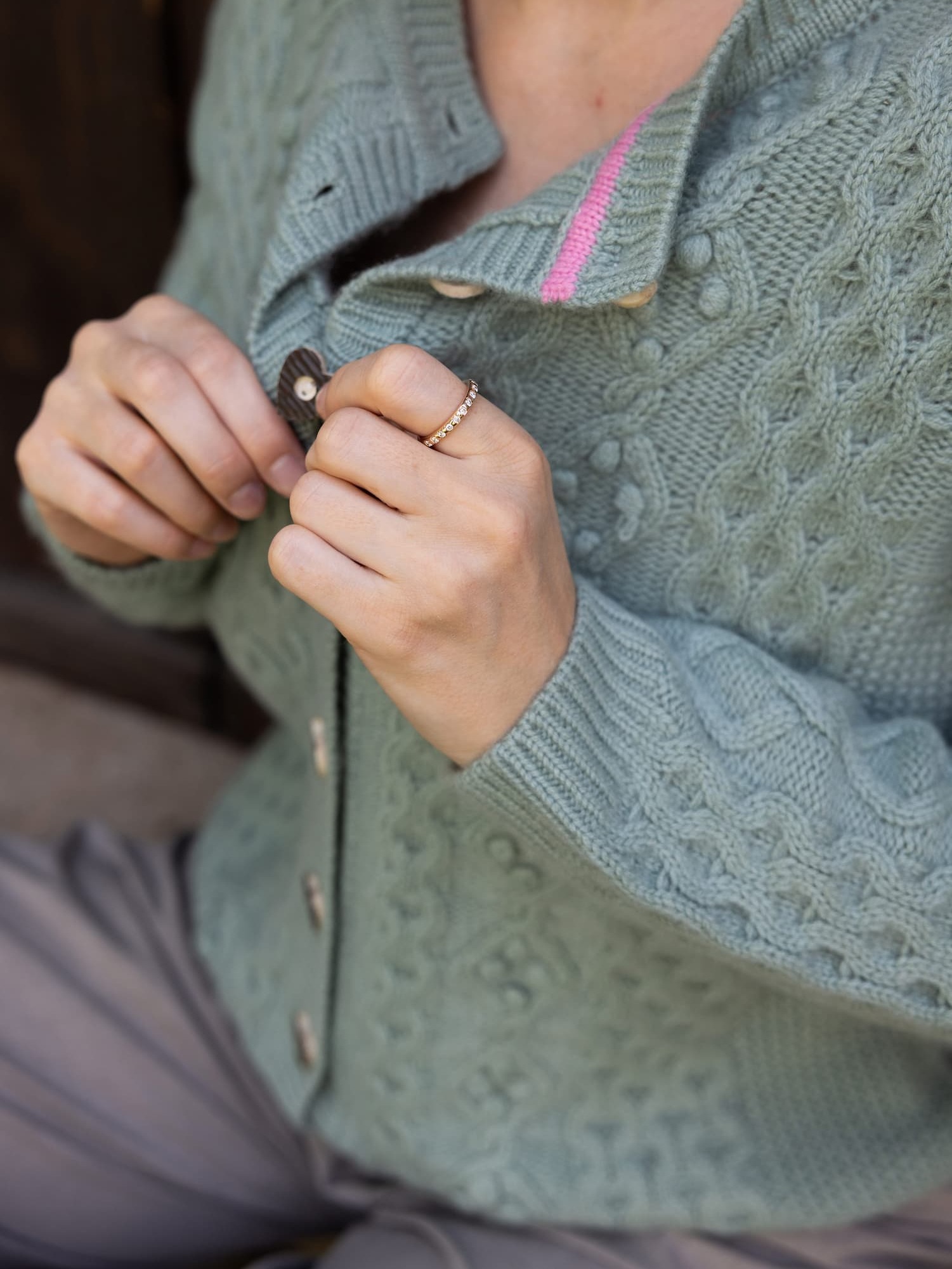 Detail Ausschnitt Cardigan CHARLOTTE in Salbei