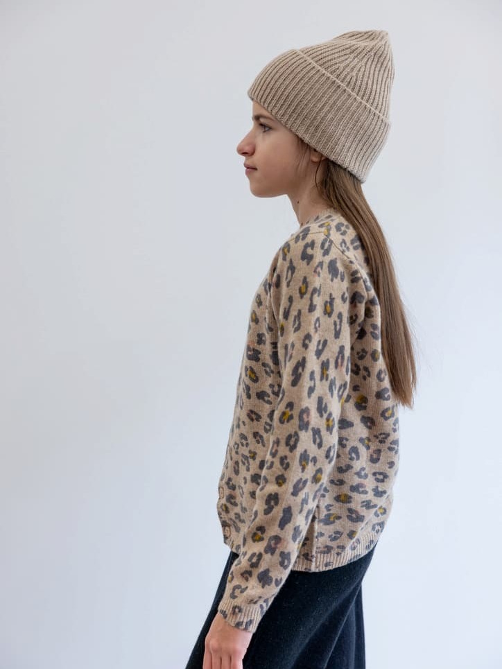 Langhaariges Mädchen mit Kaschmir-Cardigan LEO, Hose MARLENE und Mütze CALLISTO