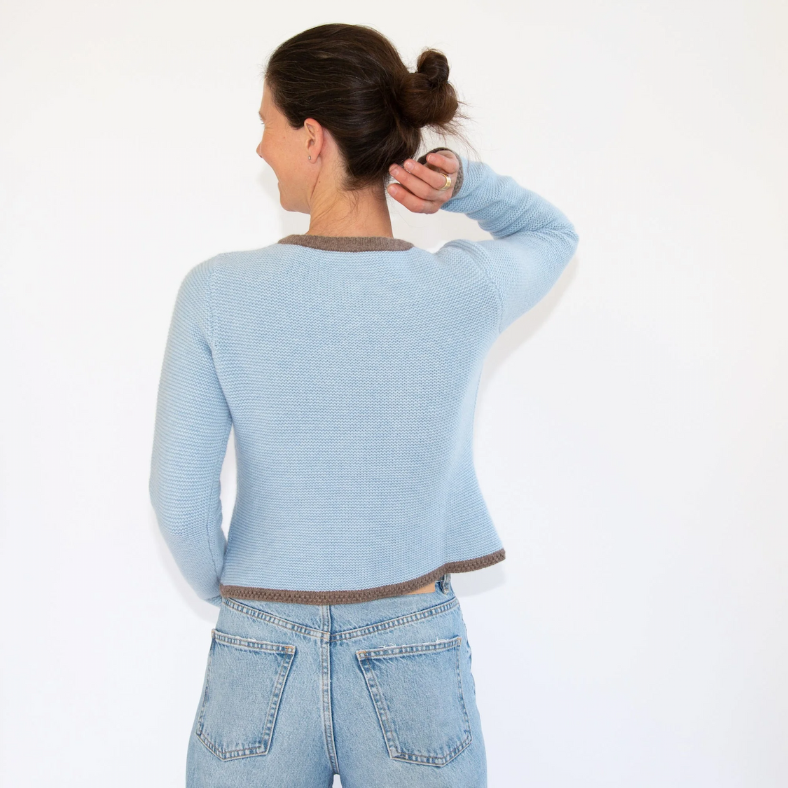 Frau von hinten in Trachten-Cardigan LENI