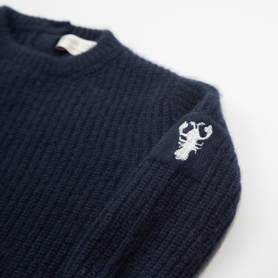 Detail Lobster-Emblem auf Pullover JENSON