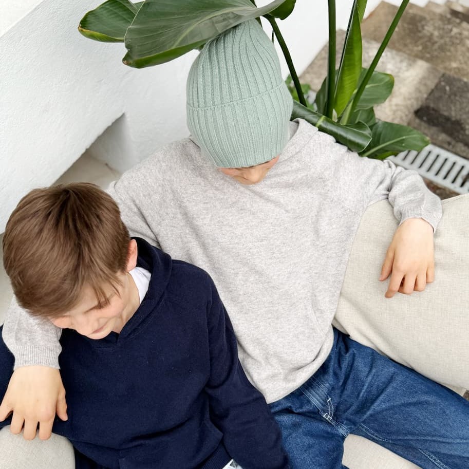 Junge auf Sofa sitzend mit Beanie-Mütze MATTI in Salbei