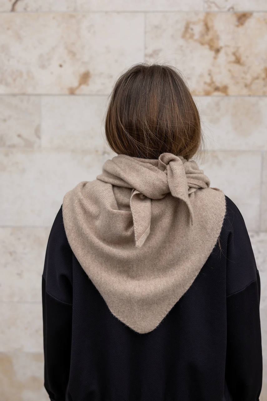 Frau von hinten mit Dreieckstuch NICKI X in Beige