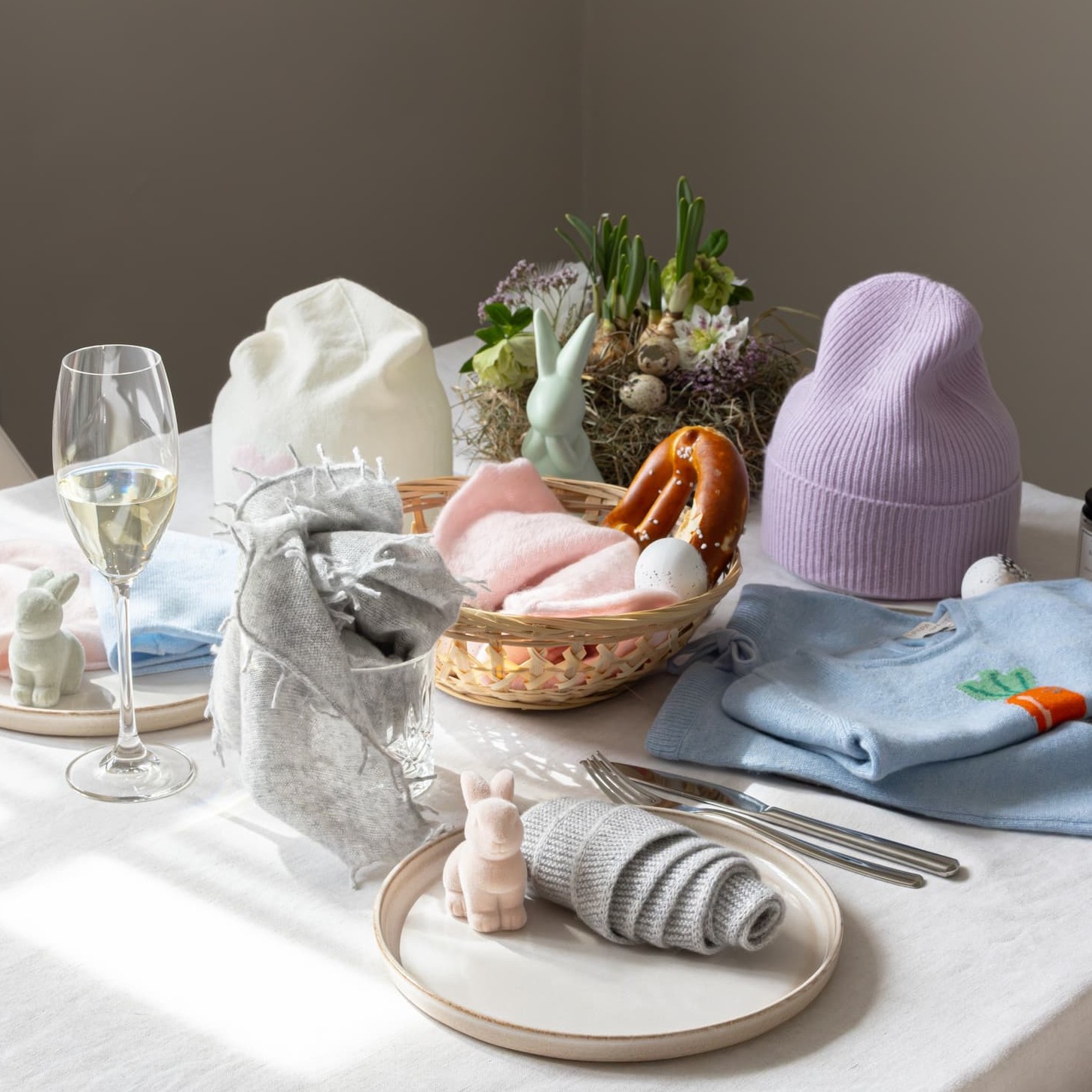 Osterfrühstückstafel mit Kaschmir-Accessoirs