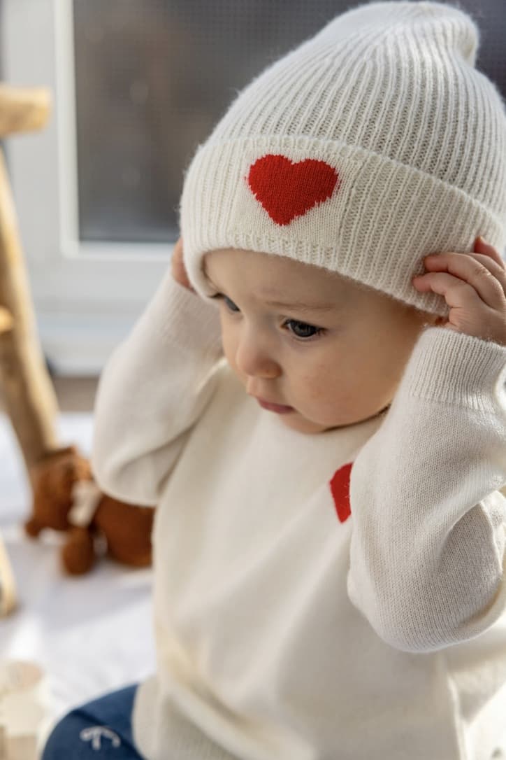 Auschnitt Baby mit Kaschmirmütze mit Herzchen