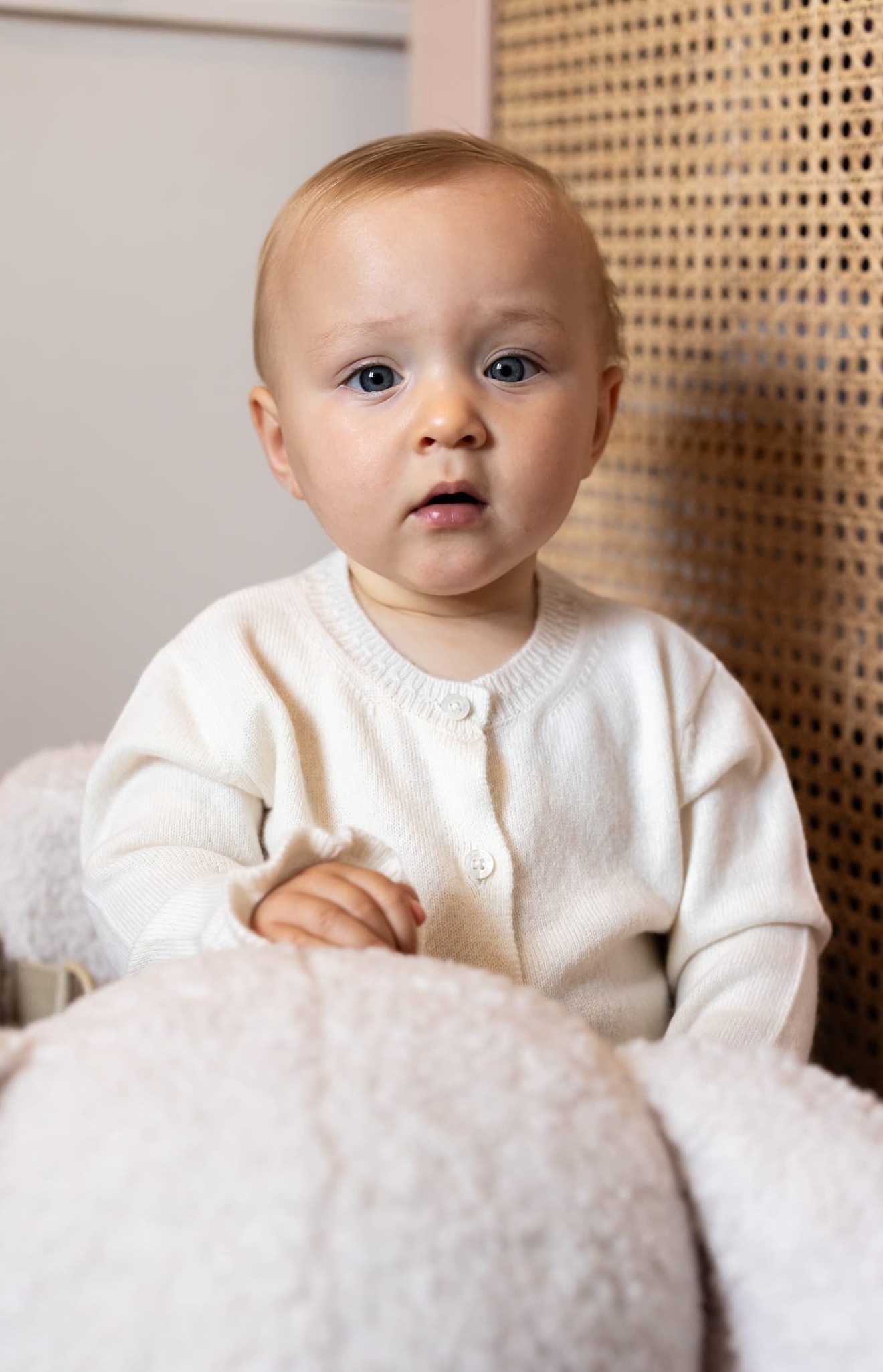 Porträt Baby mit weisser Strickjacke SANNA