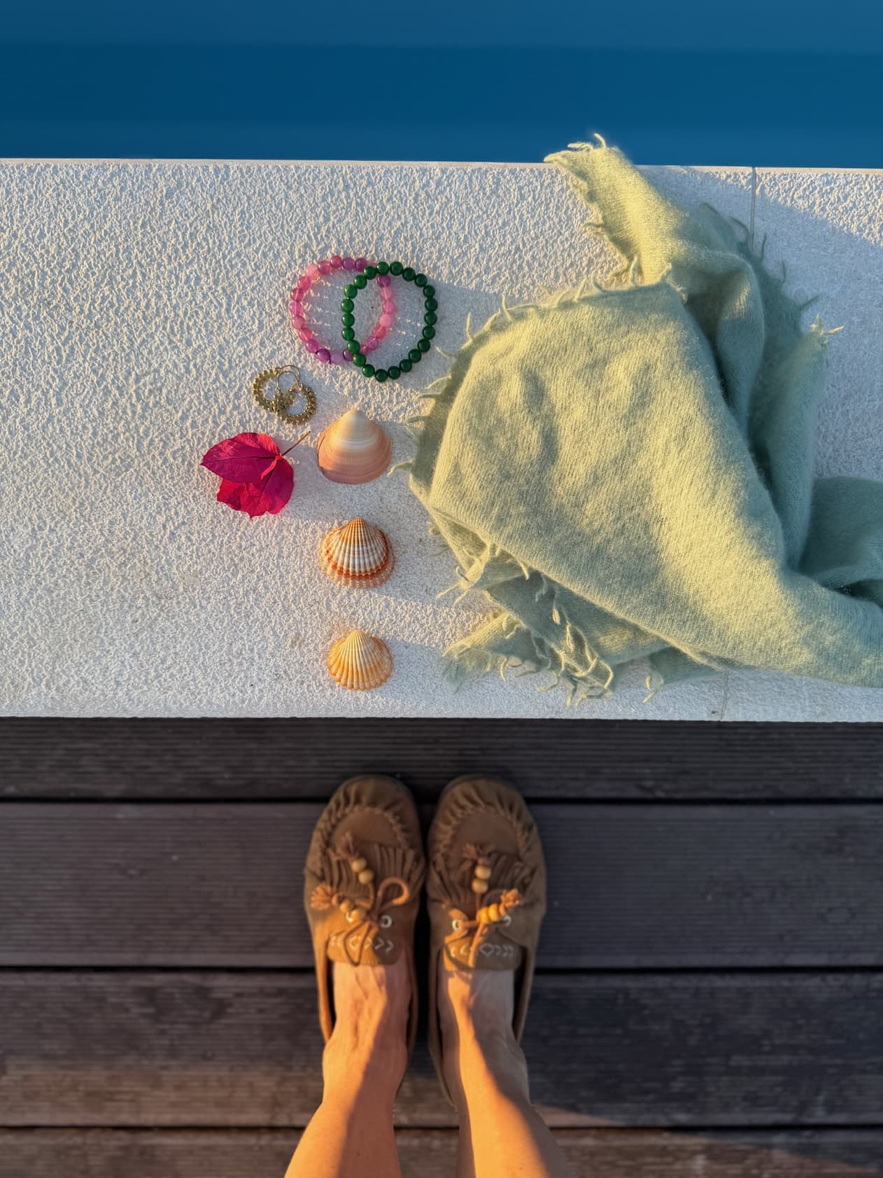 Stilleben Detail mit Tuch Camille in Salbei und Schmuck und Muscheln