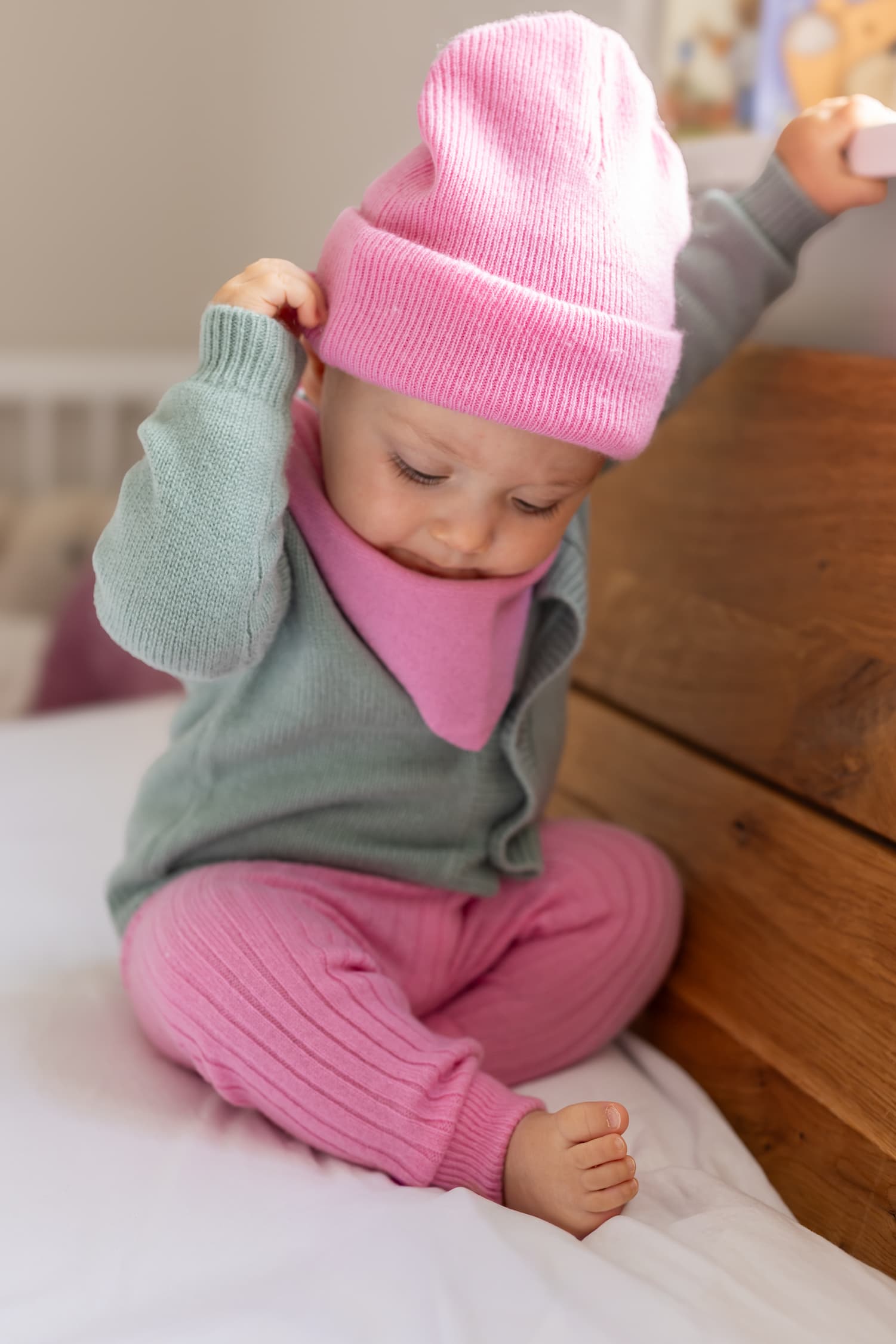 Baby sitzend in Babyhose MATTi in Rosa