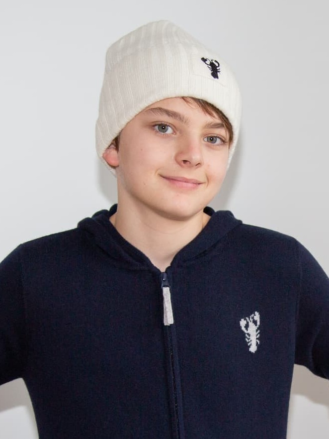 Porträt Teenie-Junge mit Mütze MATTI in Naturweiss