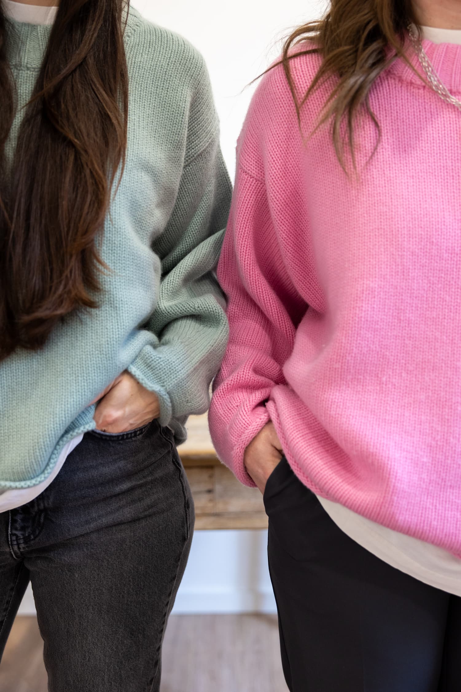Ausschnitt zwei Frauen in Pullover Ruby