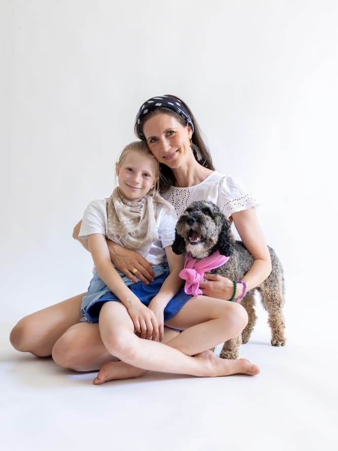 Frau und Mädchen und Hund mit Bandana-Tuch Camille mit Paisley-Muster auf dem Kopf und um den Hals