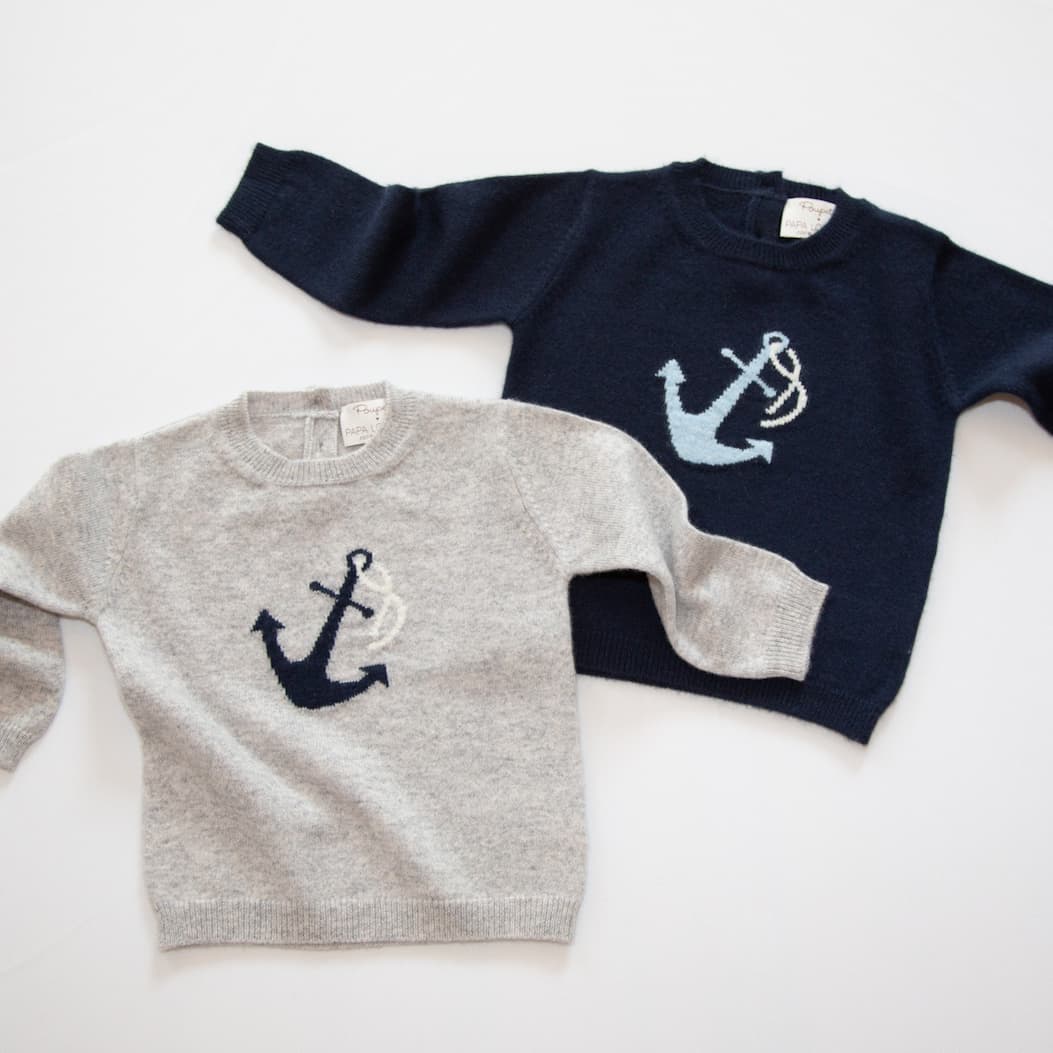 Zwei Pullover mit Anker-Intarsie