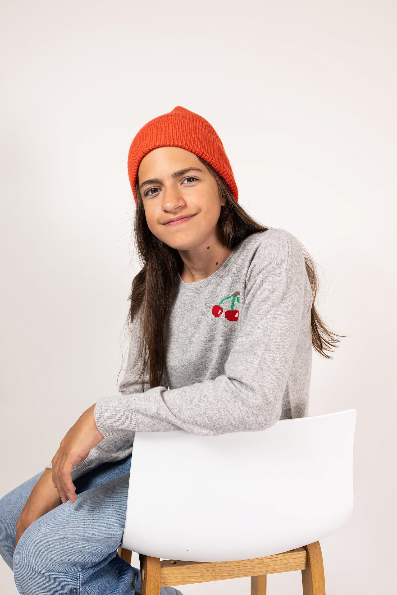 Sitzendes Teenie-Mädchen mit Pullover CHERRY