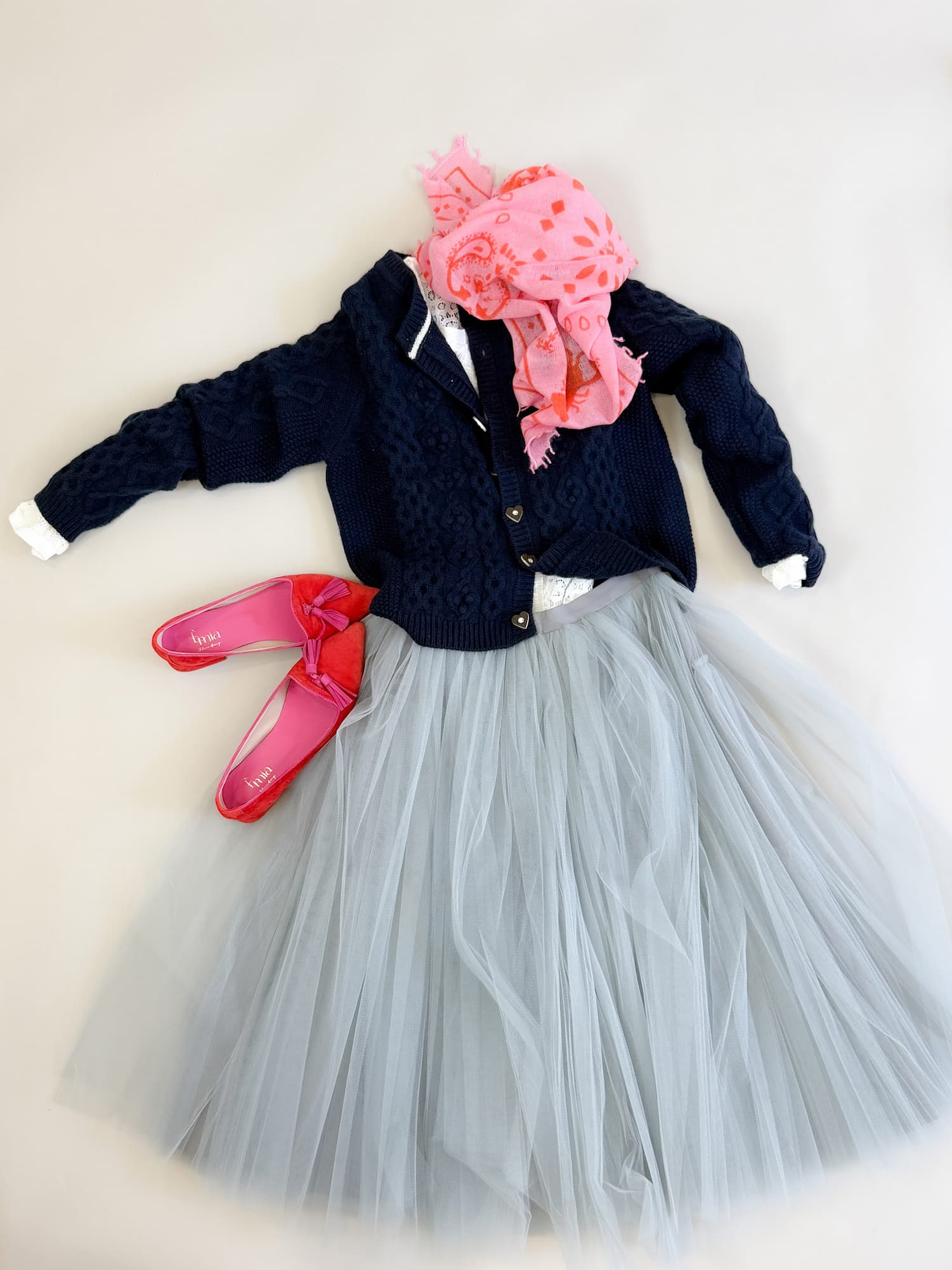 Liegendes Outfit mit Trachten-Cardigan CHARLOTTE in Dunkelblau, Paisleys-Tuch, roten Ballerinas und Tüllrock