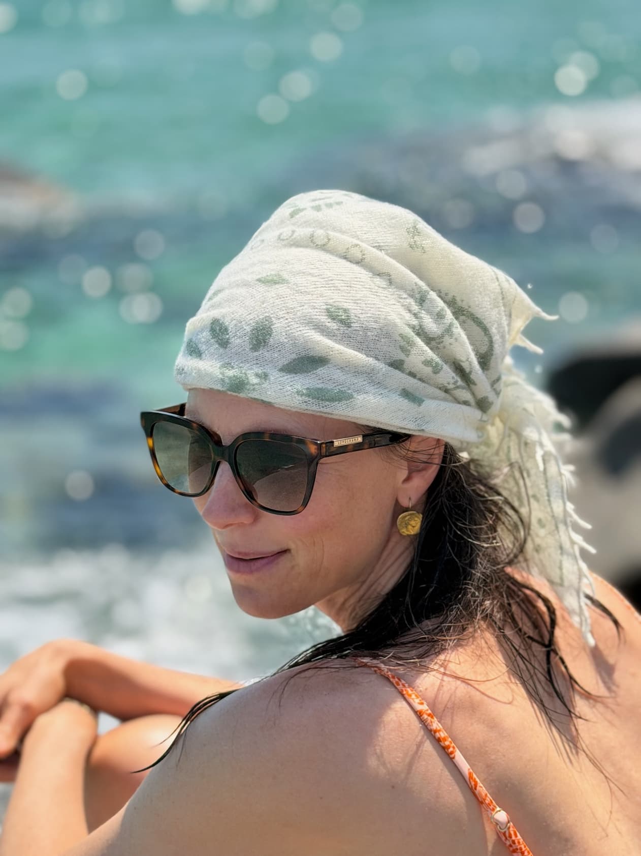 Frau mit Bandana-Tuch Camille mit Paisley-Muster auf dem Kopf