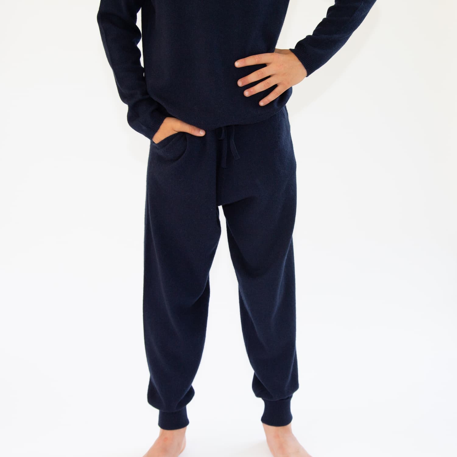 Beinausschnitt von Model in dunkelblauer Kaschmirhose