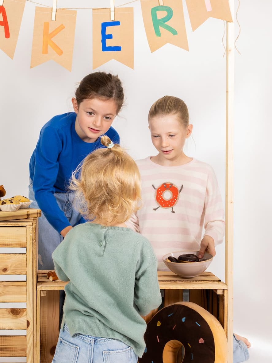 Mädchen mit Kaschmirpullover Brezel in Königsblau und Pullover Doughnut