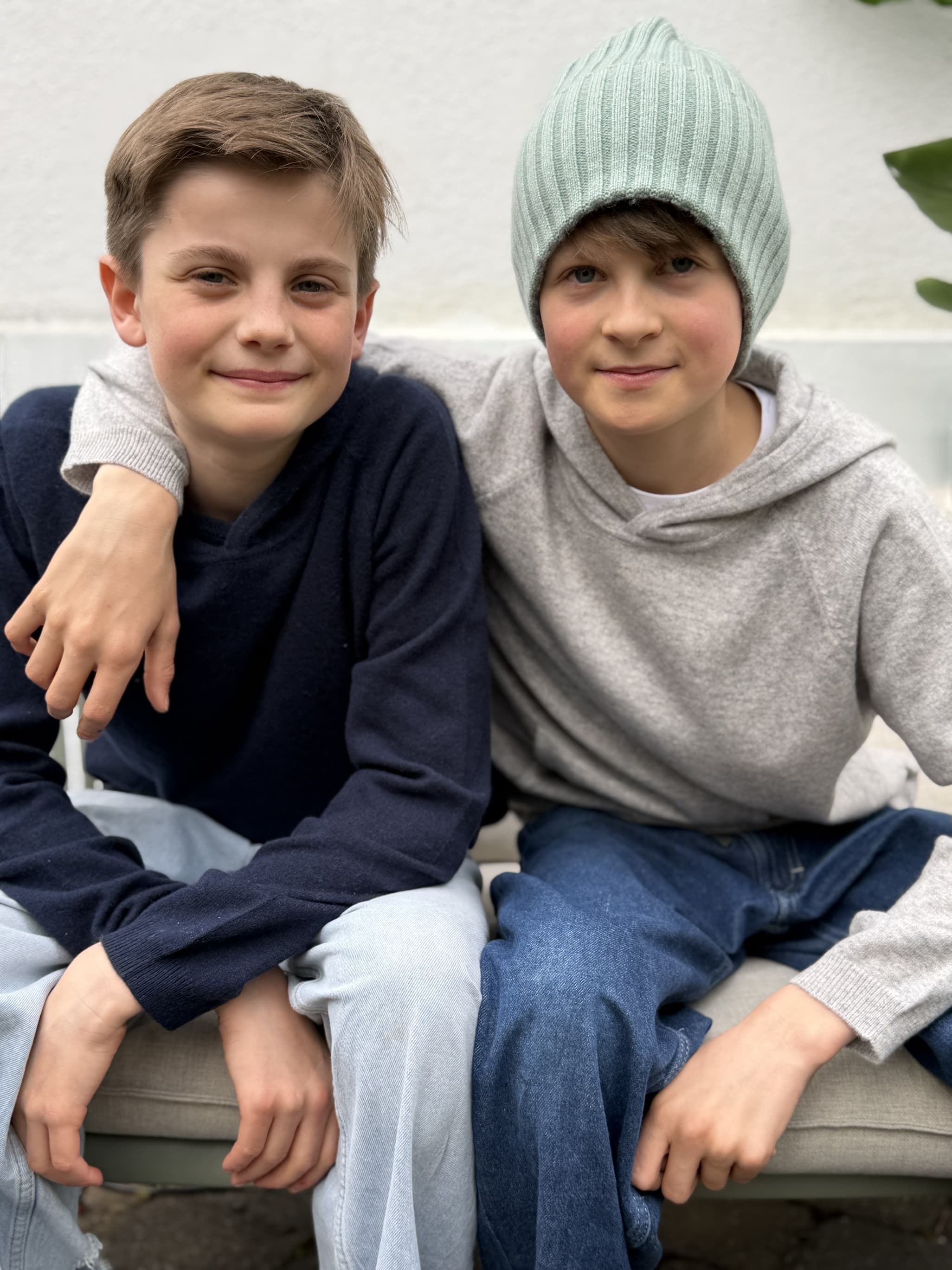 Zwei Jungs mit Hoody JONA und Mütze MATT x
