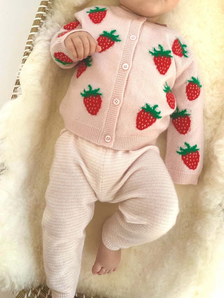 Baby in weißem Kaschmir-Set