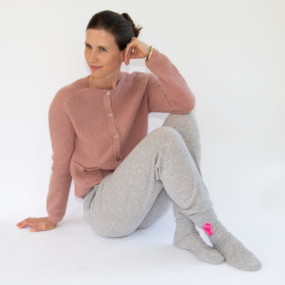 Frau in Kaschmir-Outfit sitzend