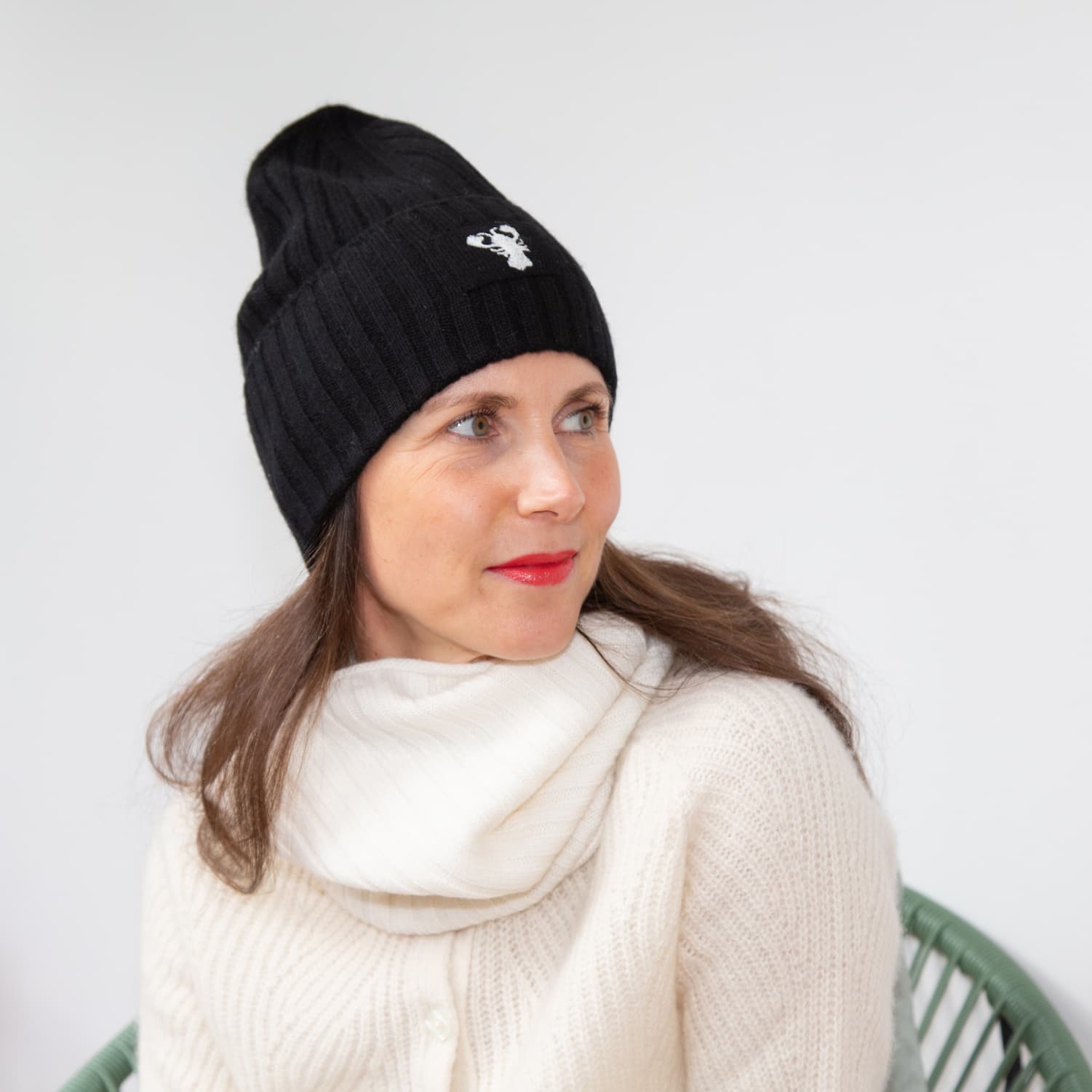 Frau mit Kaschmirmütze, -loopschal und -jacke