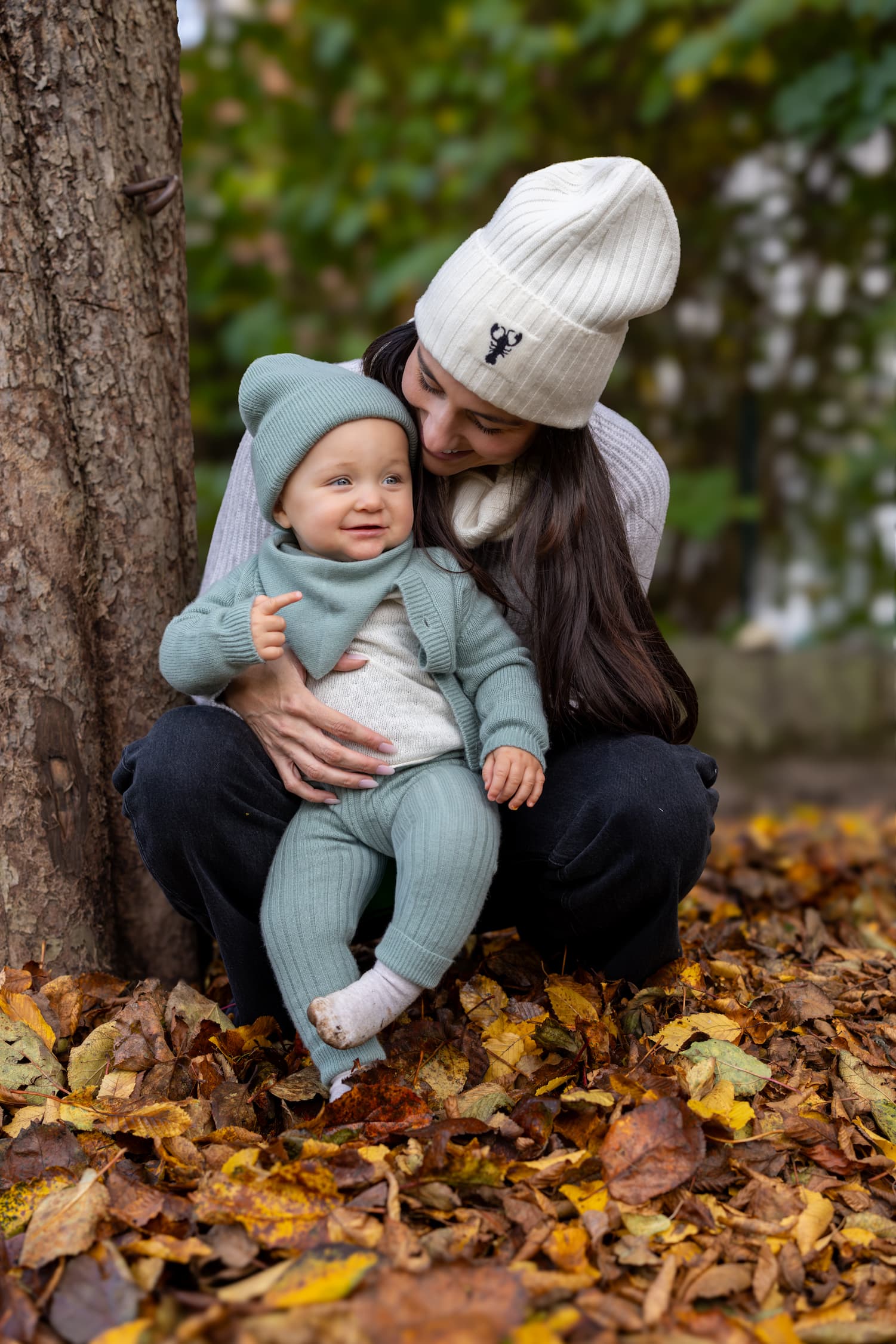 Mutter und Baby-Tochter im Kaschmir-Outfit draußen
