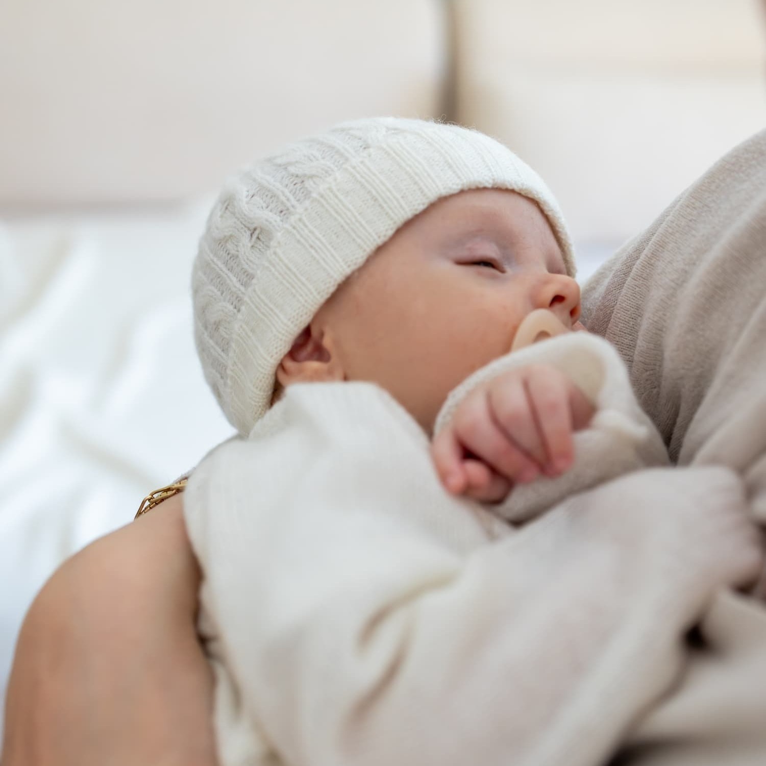 Schlafendes Baby in Baby Set AMARI mit Neugeborenen-Mütze AMARI