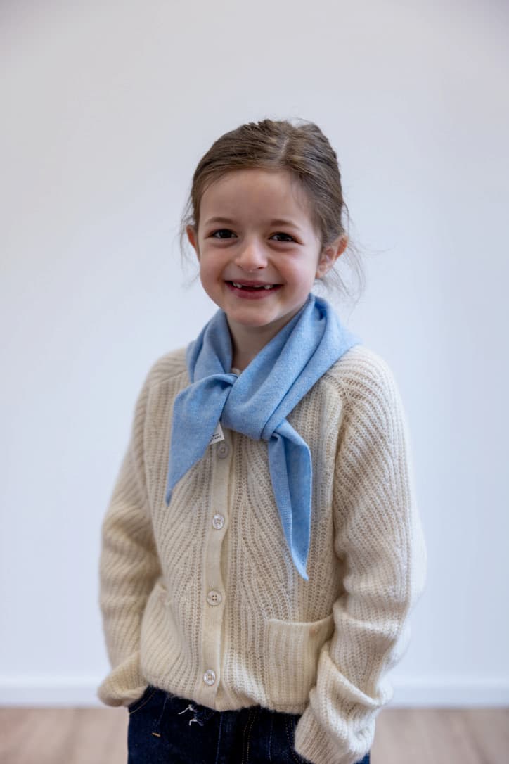 Mädchen-Porträt mit Kaschmir-Cardigan JULIANNE und Dreieckstuch KIM