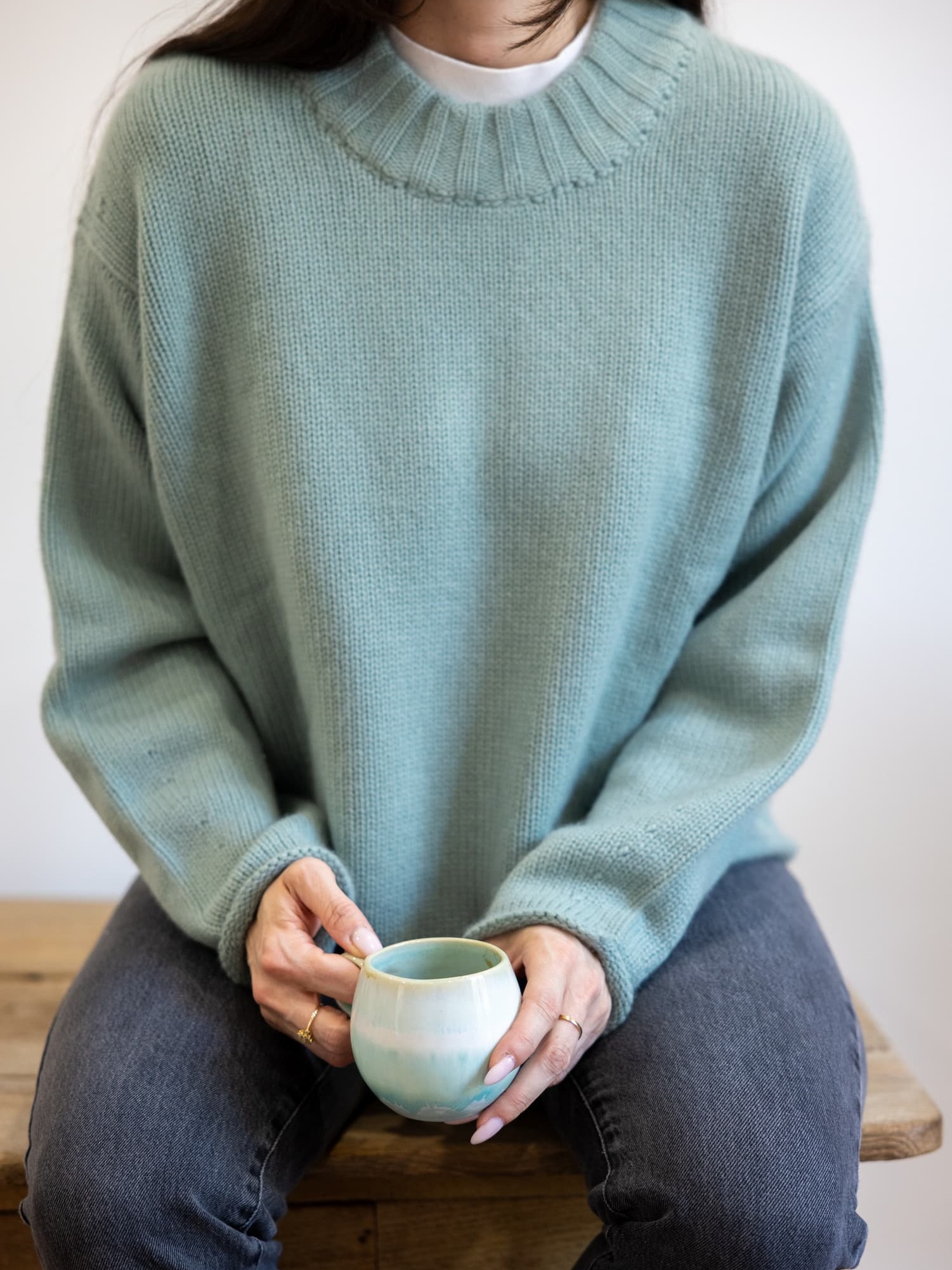 Women sitzend mit Pullover RUBY