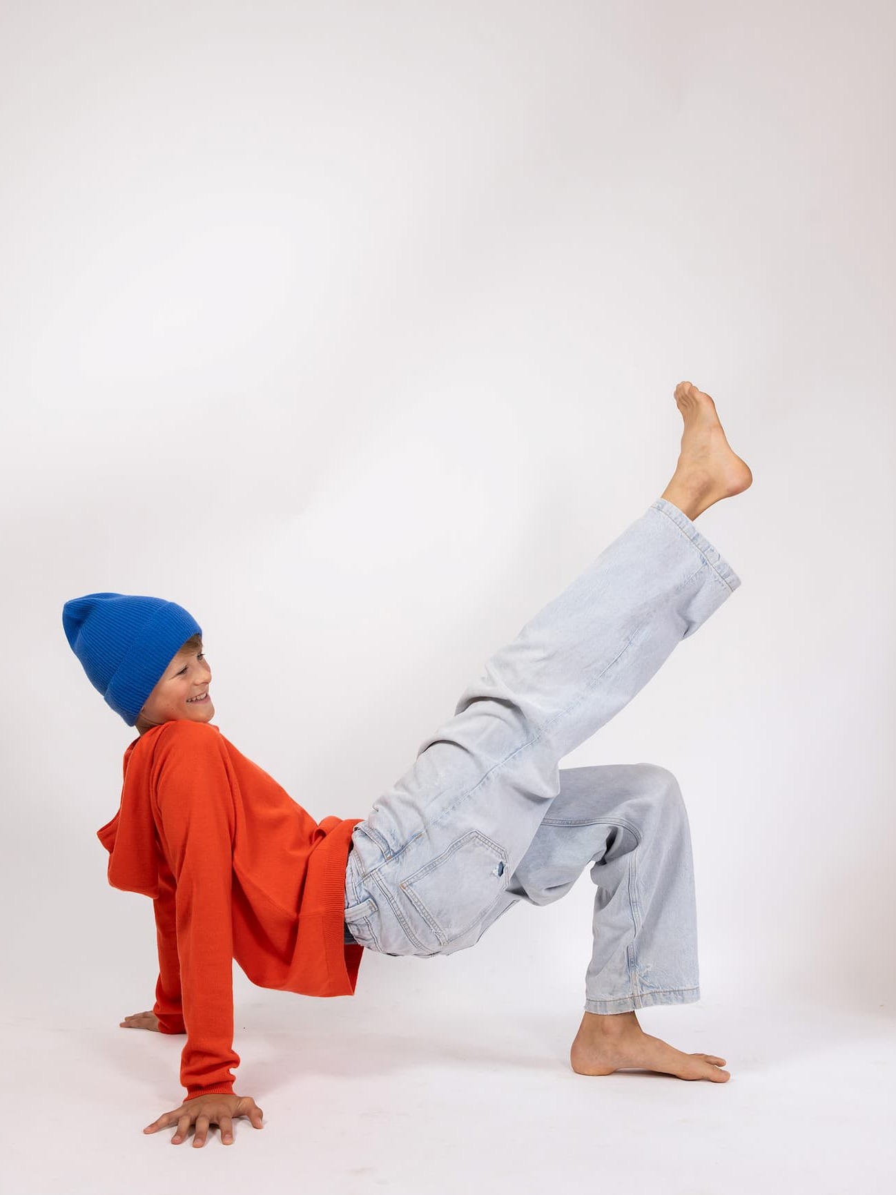 Turnender Junge mit Hoody JONA