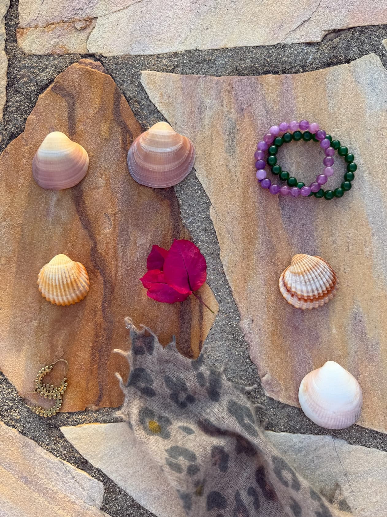 Stilleben mit Tuch Camille small LEO und Schmuck
