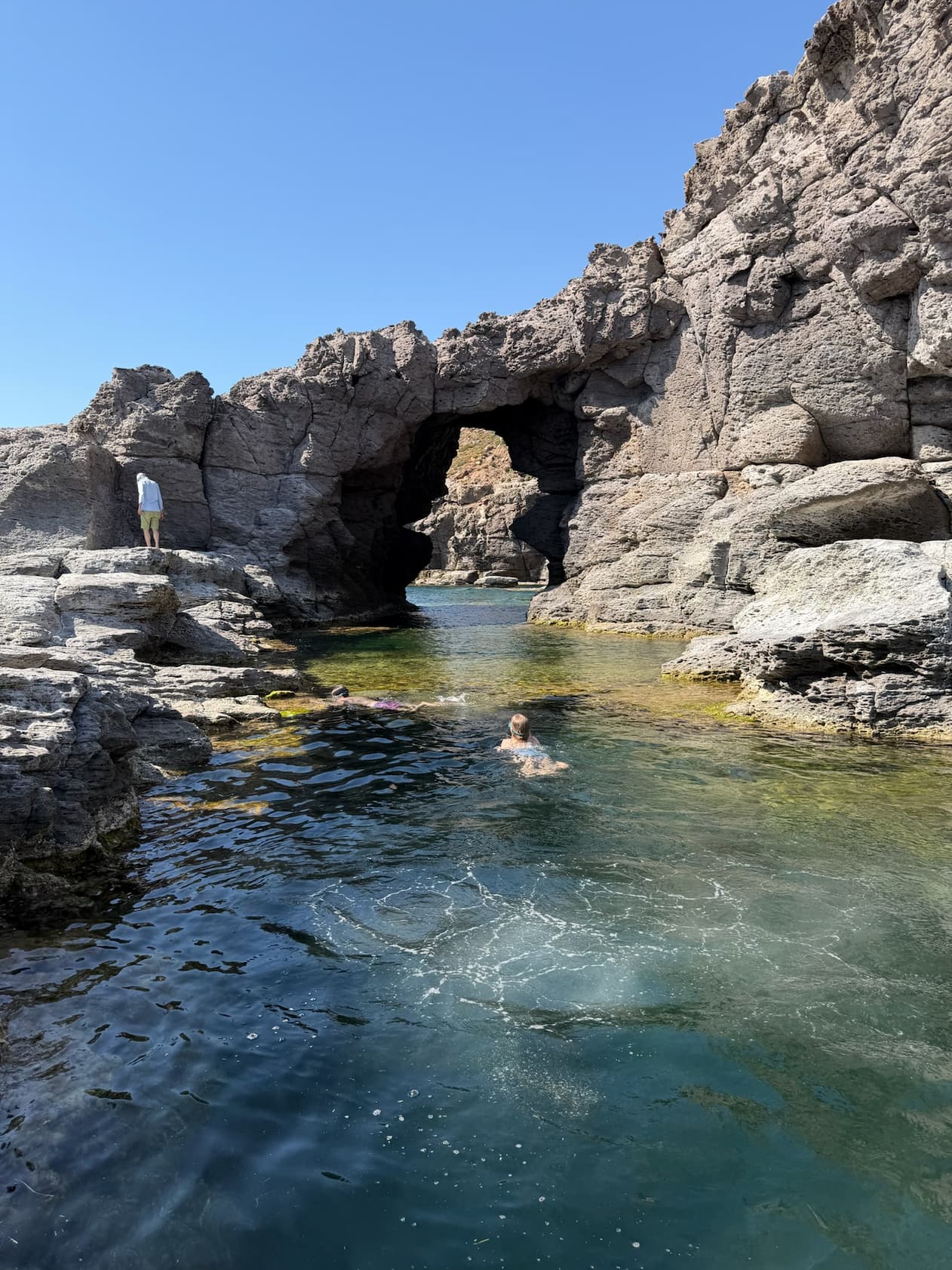 Schwimmende in Meeresbucht