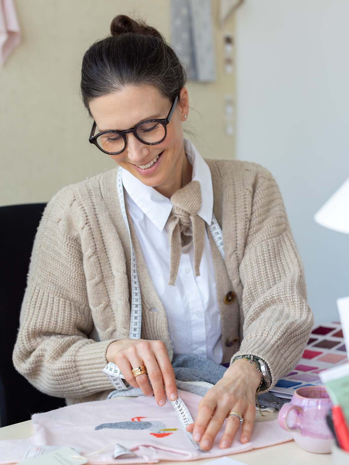 Arbeitende Frau mit Trend-Schal MOLIE in Beige Mélange