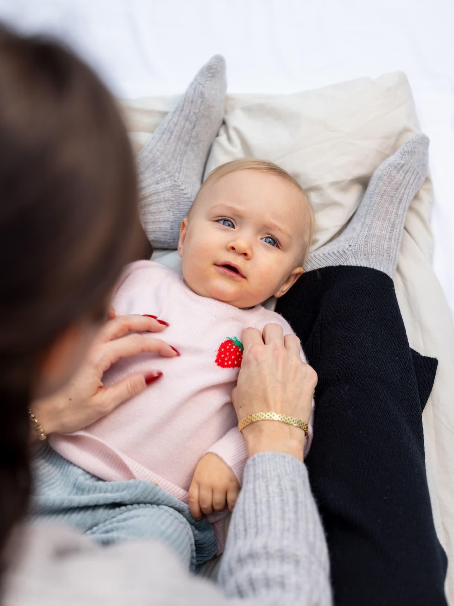Baby in Pullover mit Erbeer-Intarsie