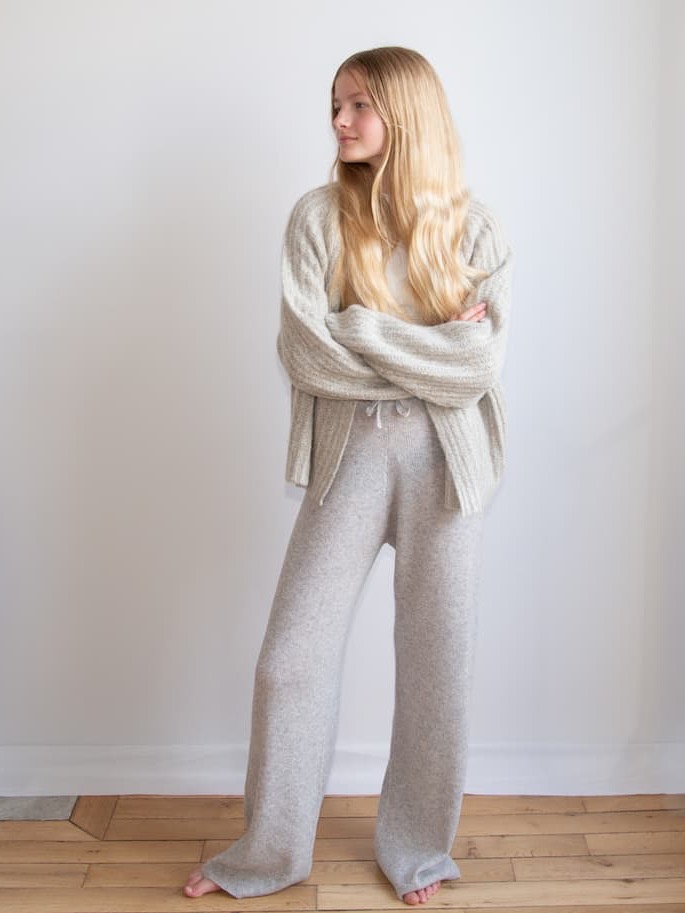 Junge Frau im Kaschmir Loungewear Outfit von vorne