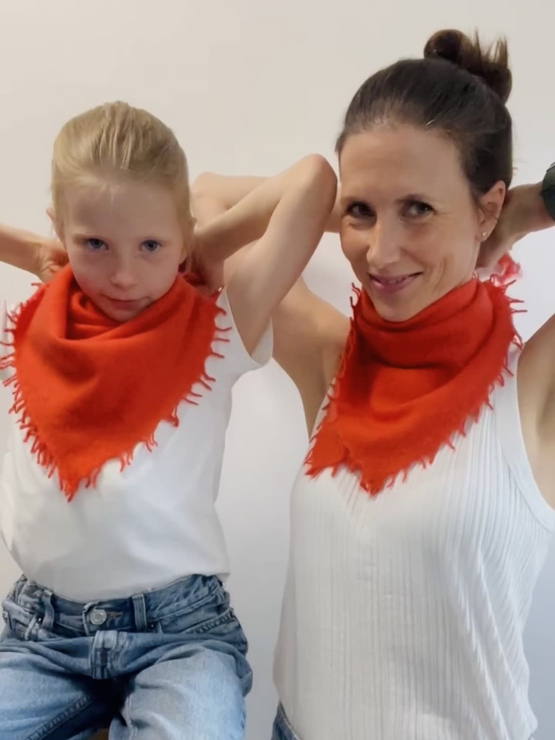 Kaschmirschal CAMILLE small in Korallenrot getragen von Mutter und Tochter