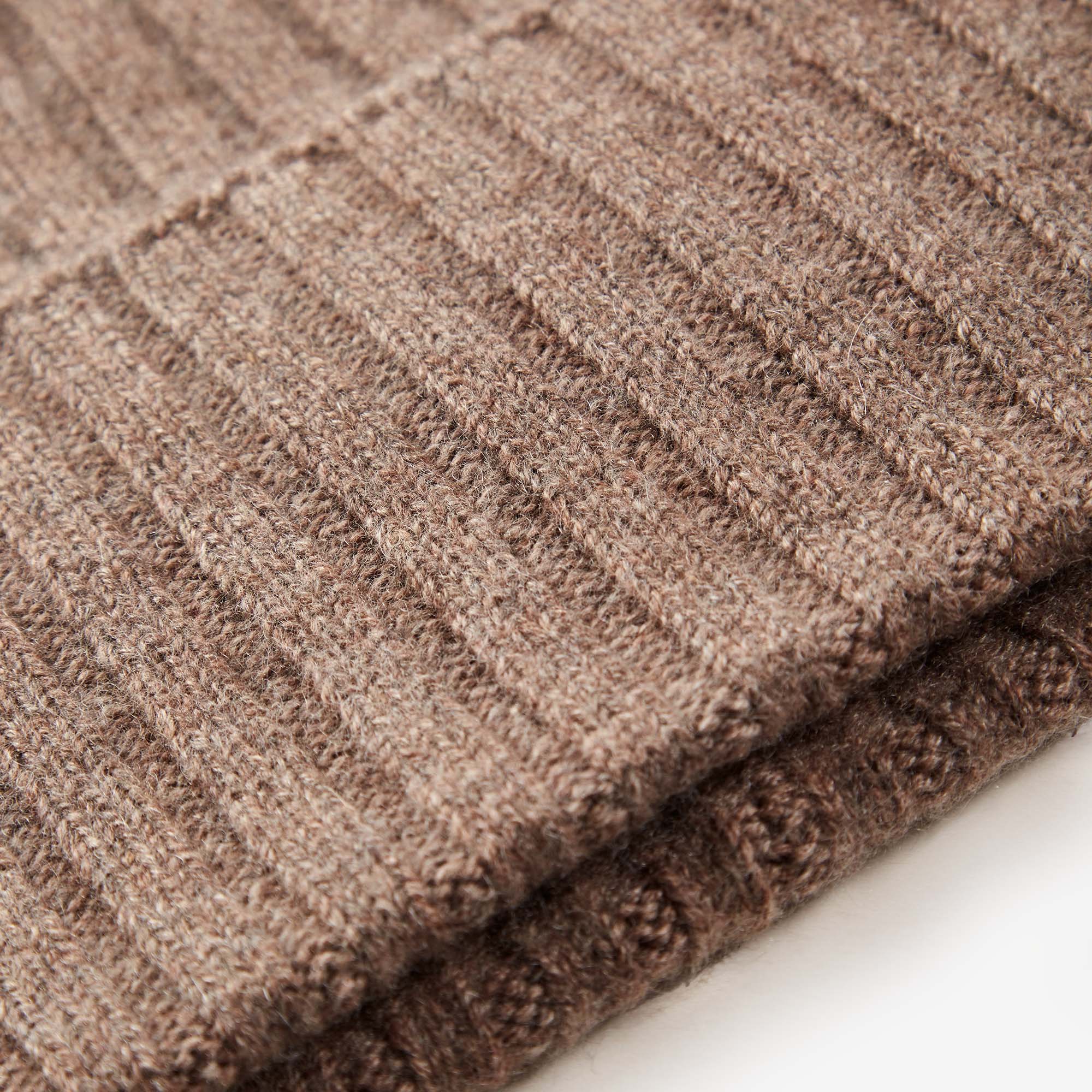 Ausschnitt Kaschmirmütze MATTI in Schoko