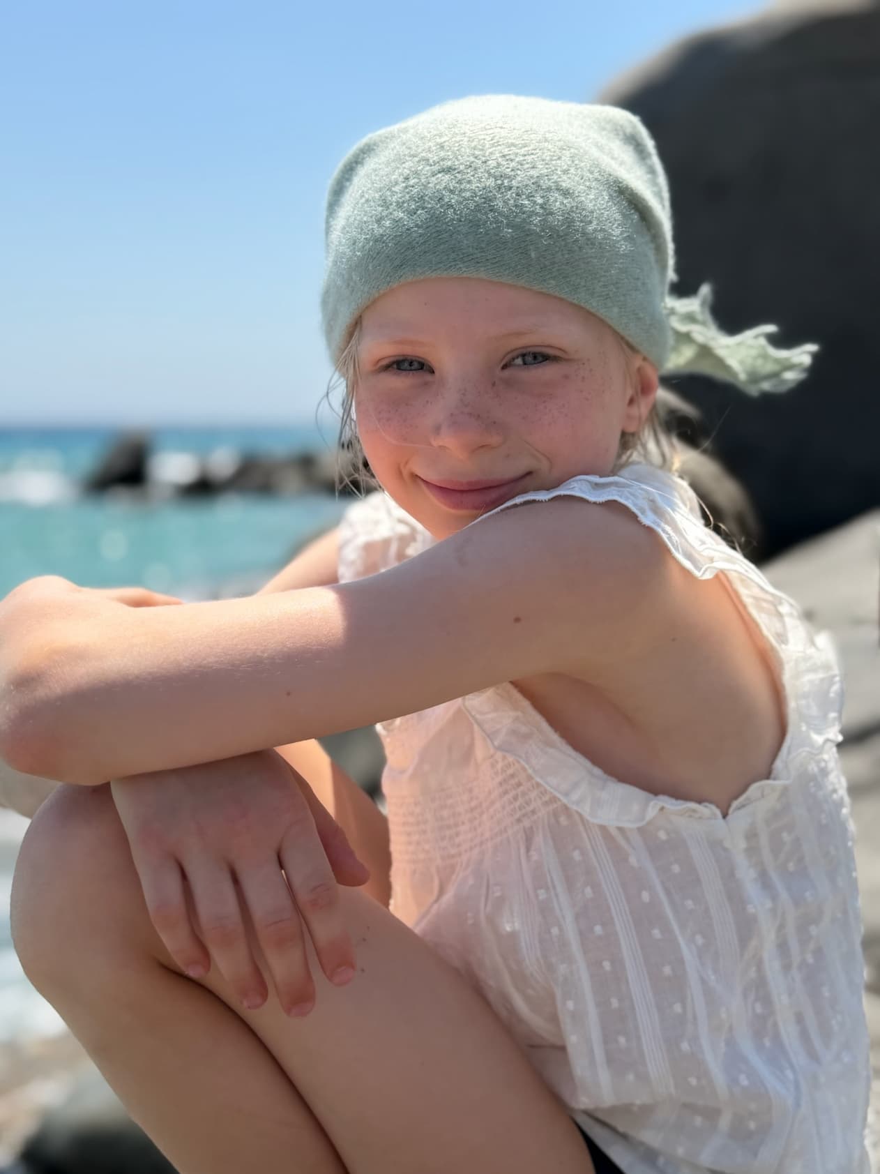 Mädchen am Meer mit Bandana-Tuch Camille small auf dem Kopf