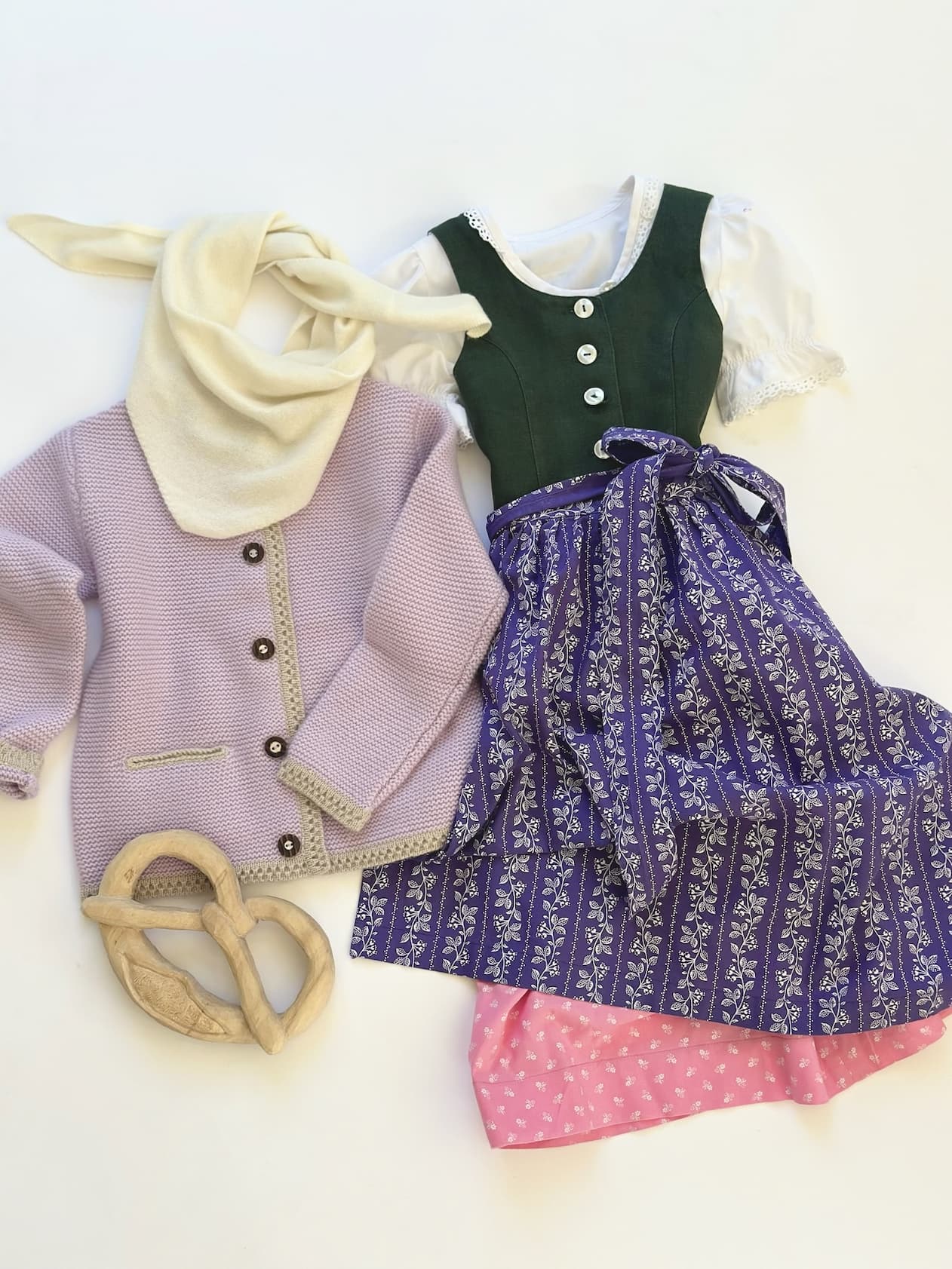 Stilleben von Women Cardigan LENI im Farbton Mauve mit Dirndl