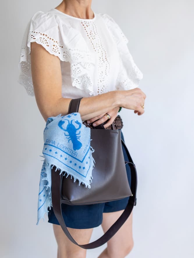 Frau Ausschnitt mit Bandana-Tuch Camille mit Paisley-Muster an der Handtasche