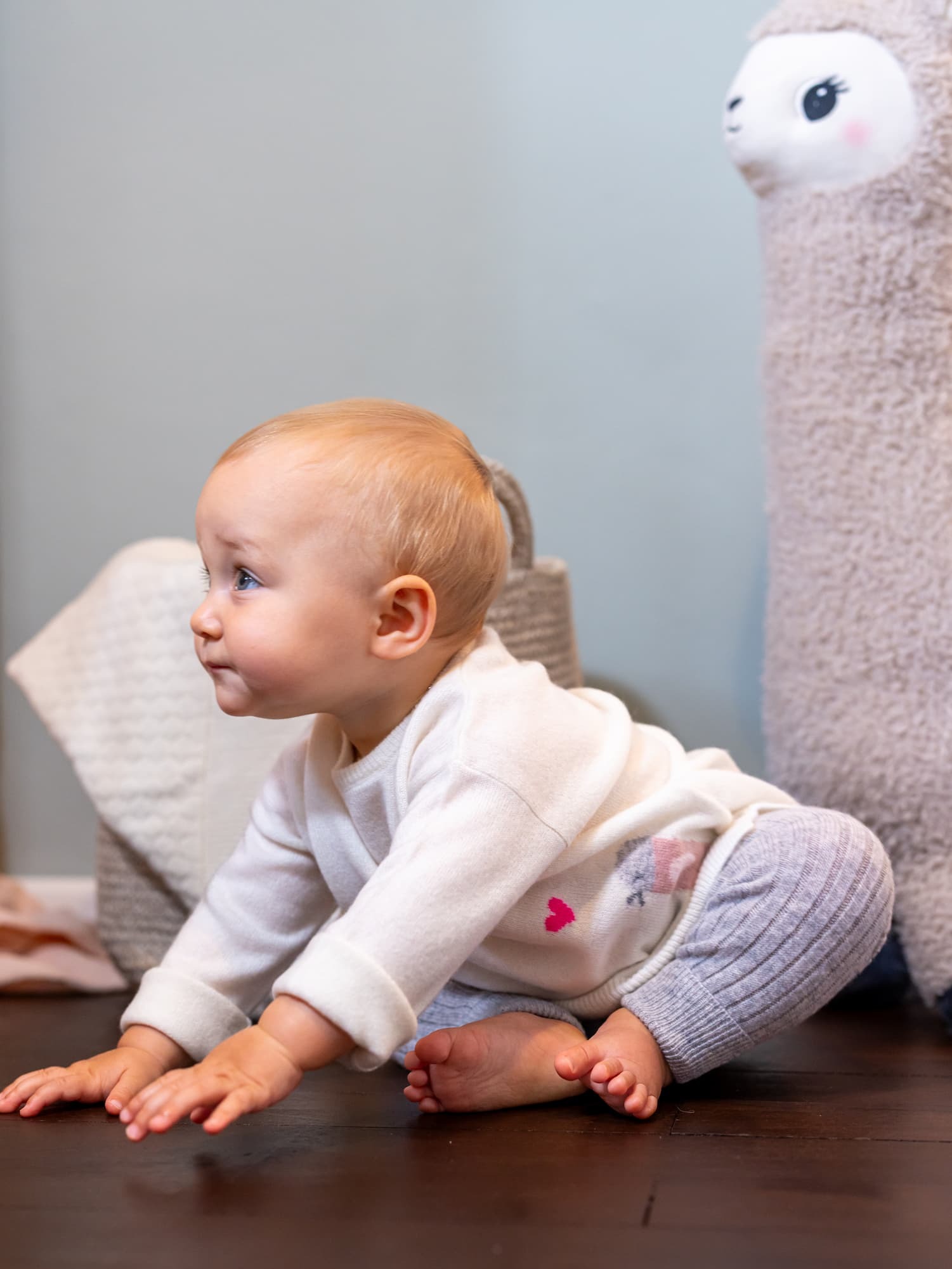 Sitzendes Baby mit Pullover BIRDIE