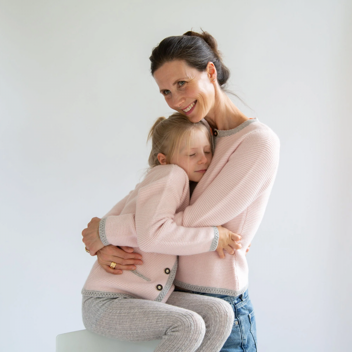 Mutter und Tochter in Trachten-Cardigan LENI