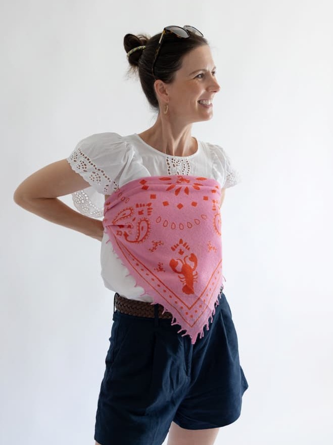 Frau mit Bandana-Tuch Camille mit Paisley-Muster um den Oberkörper