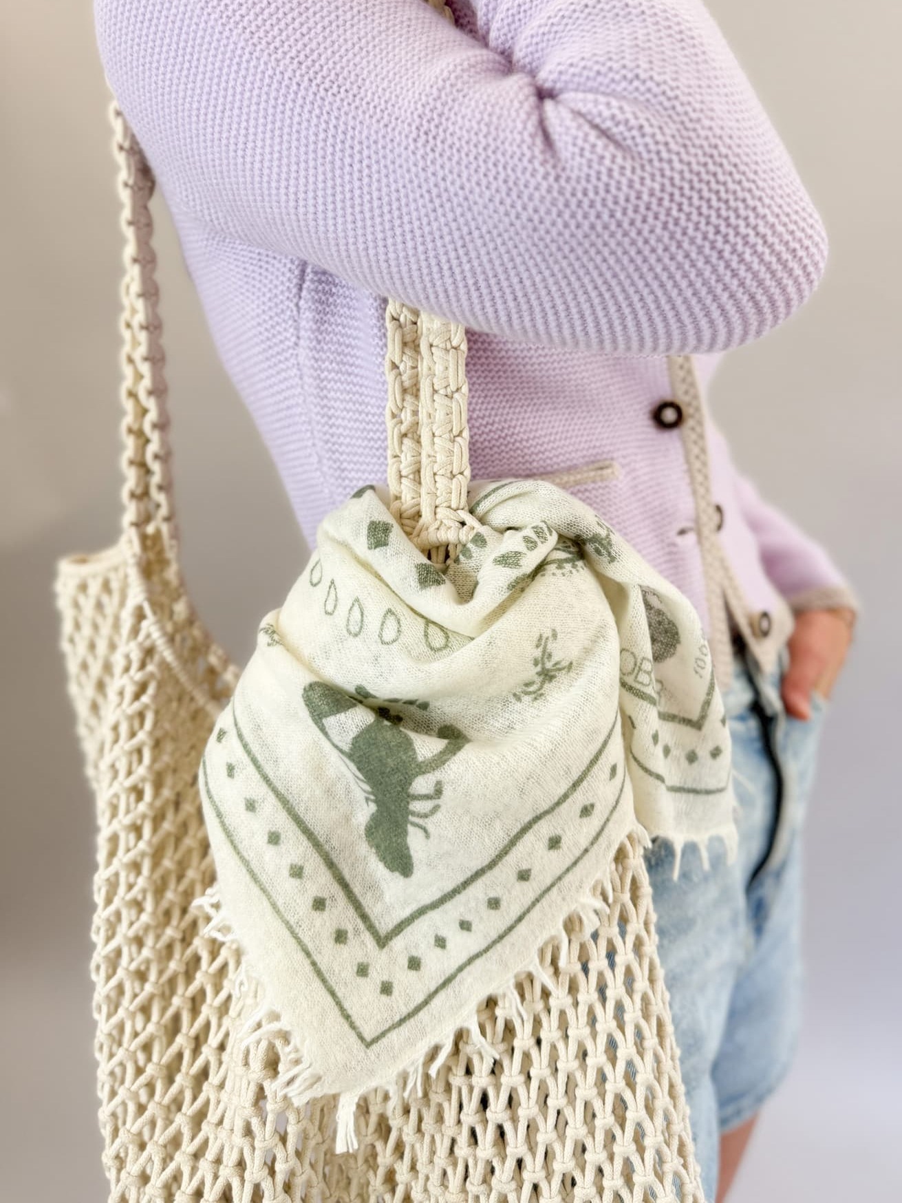 Ausschnitt, stehende Frau mit Cardigan LENI in Mauve und mit Jeans Shorts