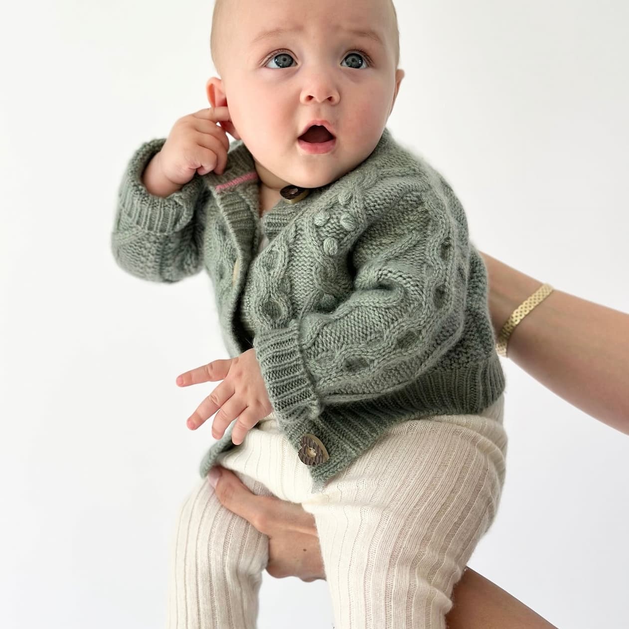 Baby trägt Trachten-Cardigan CHARLOTTE in Salbei