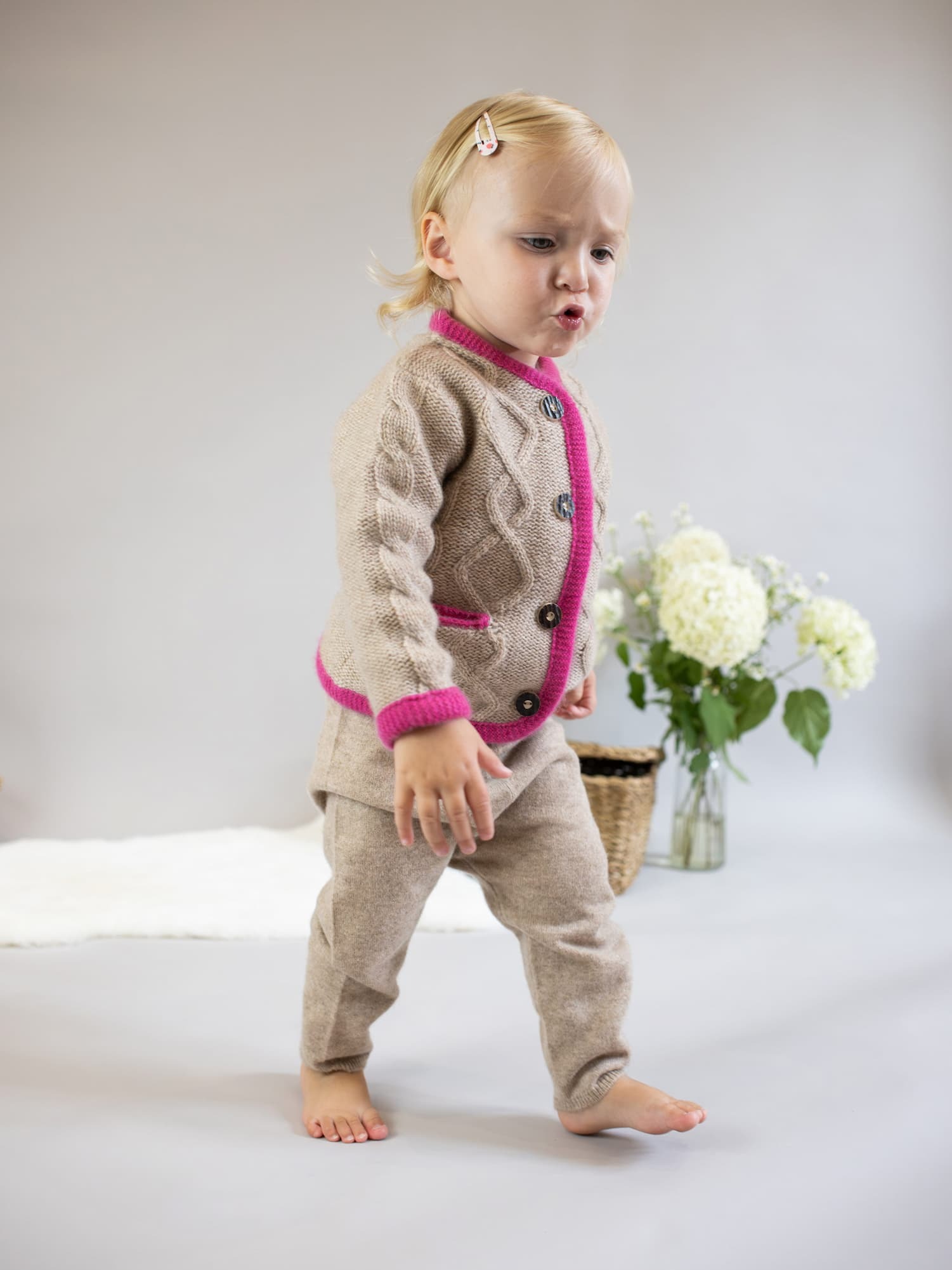 Detail Ausschnitt Cardigan CHARLOTTE in Salbei mit Frauenhand